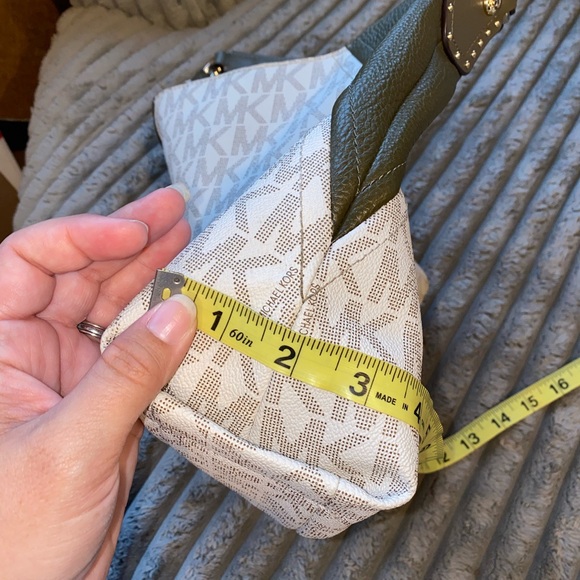 Michael Kors Aria Medium shoulder bag - Picture 11 of 11